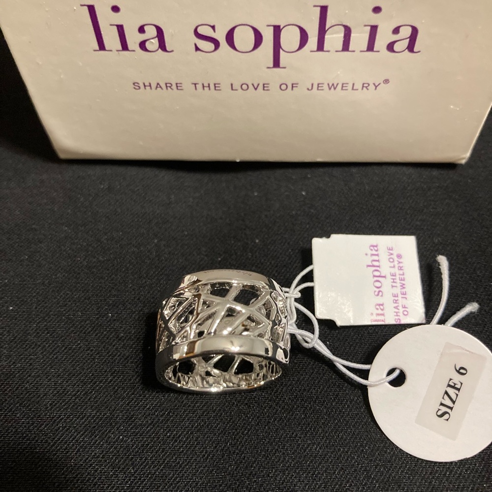 NWT Lia Sophia ring - size 6